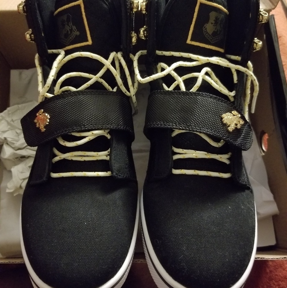 Girls Sz 8.5 Black/Gold/White lace up sneakers.